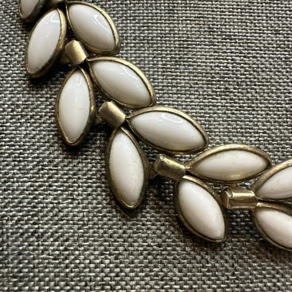 Chic White Leaf Necklace - Picture 2 of 6